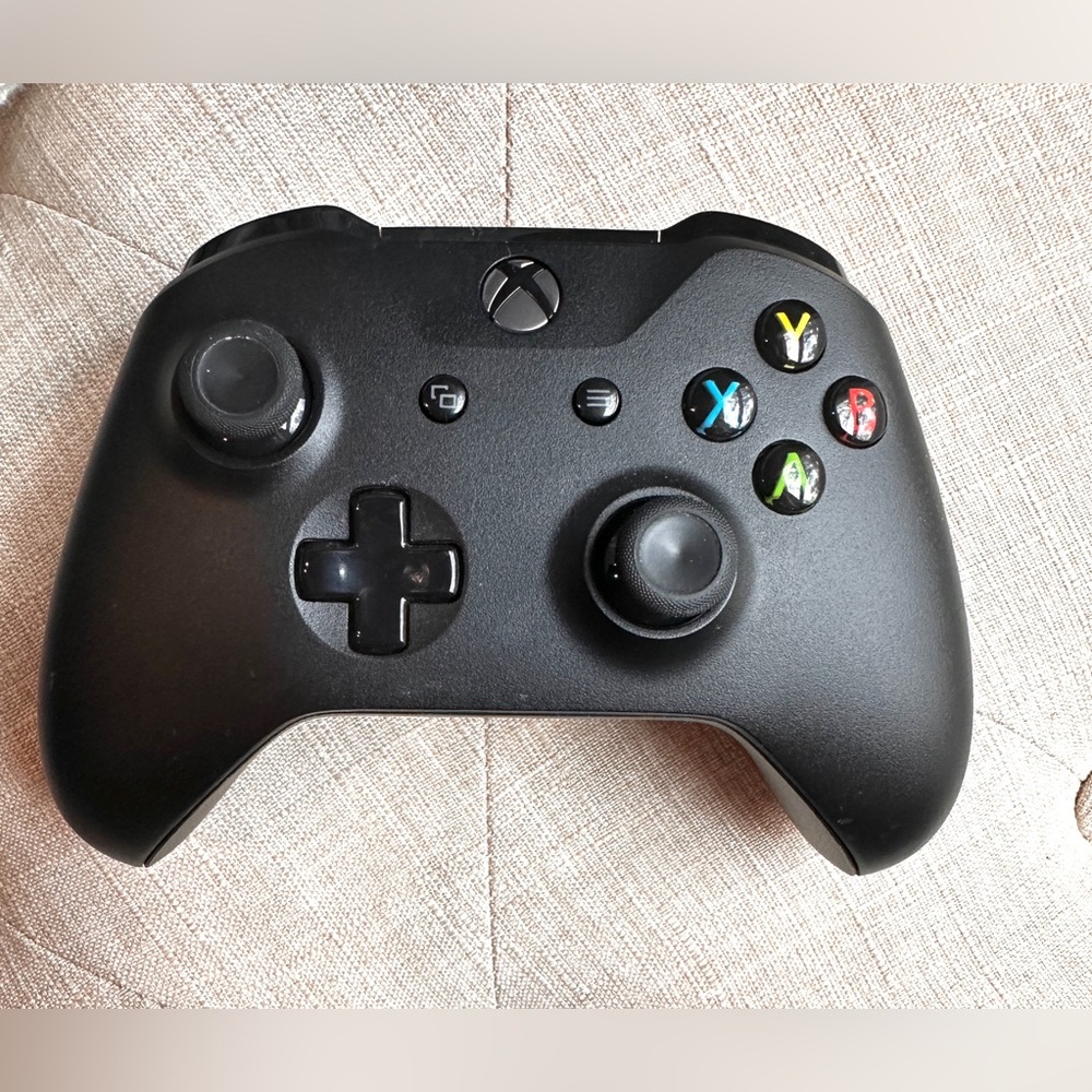 Xbox one wireless controller with extra battery and charging deck